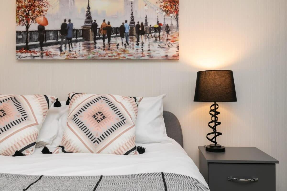 Modern 1 Bedroom Apartment In Woking Town Centre Kültér fotó