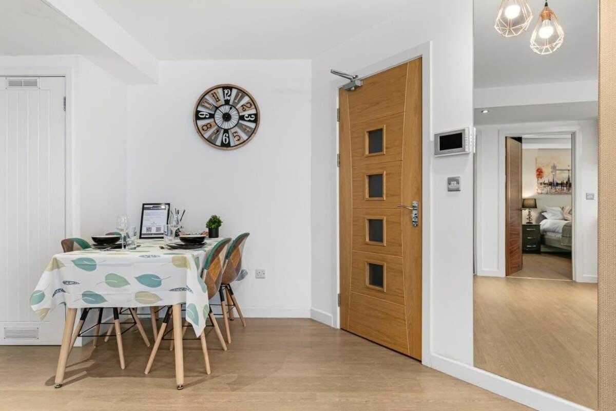 Modern 1 Bedroom Apartment In Woking Town Centre Kültér fotó